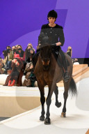 PEOPLE - Charlotte Casiraghi reitet auf dem Pferd an Chanel Show in Paris