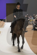 PEOPLE - Charlotte Casiraghi reitet auf dem Pferd an Chanel Show in Paris