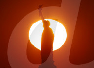 FEATURE - Sonnenuntergang hinter der Freiheitsstatue in New York