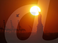FEATURE - Sonnenuntergang hinter der Freiheitsstatue in New York