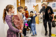 ROYALS - Prinzessin Laurentien der Niederlande liest für Kinder 