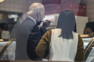 NEWS - Präsident Joe Biden besucht Kleinläden in Washington