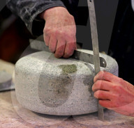 FEATURE - Von Schottland in alle Welt: Handgefertigte Curling Steine aus Ailsite Granit von der Insel Ailsa Craig
