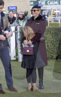 Zara Tindall mit Tochter Mia auf dem Cheltenham Race Course