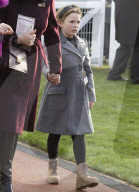 Zara Tindall mit Tochter Mia auf dem Cheltenham Race Course