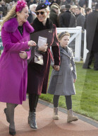 Zara Tindall mit Tochter Mia auf dem Cheltenham Race Course