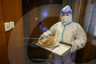 NEWS - Olympics Bejing 2022: Zimmerservice im Schutzanazug in einem Olympia-Hotel