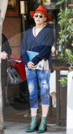 PEOPLE - Sharon Stone in Los Angeles unterwegs