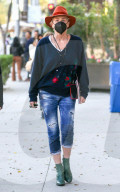 PEOPLE - Sharon Stone in Los Angeles unterwegs