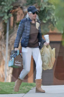 Anna Faris unloads booze bottles and other groceries from her car as she heads home following a supermarket run. 