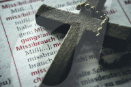 NEWS - Das Kreuz mit dem Kreuz: Missbrauchsskandal in der katholischen Kirche - Symbolbild