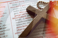 NEWS - Das Kreuz mit dem Kreuz: Missbrauchsskandal in der katholischen Kirche - Symbolbild
