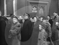 GIGANTIC QUEUE FORMS TO SEE REMAINS OF LATE KING LYING IN STATE IN WEST MINST ER HALL. 13.2.52.      PHOTO SHOWS: Men and women wait their turn in the queue to see the coffin of the Late King George VI lying in State.  The people shown in this picture are