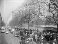 THE HOMAGE QUEUE REACHES A QUARTER OF MOLE   AND STILL GROWING 12-2-52   Thousands and thousands of people have already paid homage to His Late Majesty King George VI ,   who is lying-in-state in London's historical   Westminster Hall. The queue started t