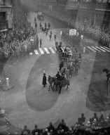 KING GEORGE VI ‘S CORTEGE ON THE WAY TO WESTMINSTER HALL          -11-2-52   PHOTO SHOWS:- The King's coffin seen in the procession as it leaves the Kingsway and enters Aldwych on the way from King's Cross Station to Westminster Hall for the Lying-in Sta