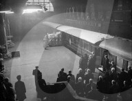 KING'S COFFIN ARRIVES IN LONDON          11-2-52          The scene at London's King's Cross Station this afternoon when the King's coffin arrived by train from Wolferton after the Sandringham procession. On the coffin rests the Imperial State Crown, worn