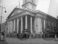 IN LONDON THEY QUEUE TO HONOUR THE KING AND PRAY FOR THE ROYAL FAMILY 10-2-52 Throughout Britain and the Empire today the people are attending the special services to pay homage to the late King George V1 and to pray for the royal family in their time of 