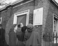 CROWDS READ OF ELIZABETH'S PROCLAMATION. 8.2.52 Today in London, amidst the mourning of the Nation, a touch of pageantry and colour was added when the proclamation of Queen Elizabeth II was read in four parts of the City. At St James Palace, Charing Cross