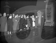 CROWDS AT THE PALACE THIS EVENING. 6.2.52. I.N.P. PHOTO SHOWS: The scene at Buckingham Palace this evening as crowds await further news of the King's death.