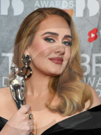 PEOPLE - Adele räumt bei den Brit Awards ab