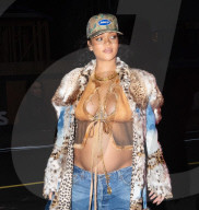 PEOPLE -  Rihanna hüllt ihren wachsenden Babybauch zum Abendessen in einen Pelzmantel