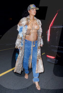 PEOPLE -  Rihanna hüllt ihren wachsenden Babybauch zum Abendessen in einen Pelzmantel