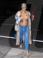 PEOPLE -  Rihanna hüllt ihren wachsenden Babybauch zum Abendessen in einen Pelzmantel