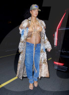 PEOPLE -  Rihanna hüllt ihren wachsenden Babybauch zum Abendessen in einen Pelzmantel