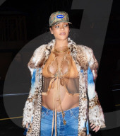 PEOPLE -  Rihanna hüllt ihren wachsenden Babybauch zum Abendessen in einen Pelzmantel