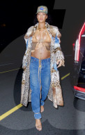 PEOPLE -  Rihanna hüllt ihren wachsenden Babybauch zum Abendessen in einen Pelzmantel