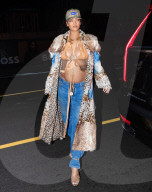 PEOPLE -  Rihanna hüllt ihren wachsenden Babybauch zum Abendessen in einen Pelzmantel