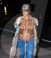 PEOPLE -  Rihanna hüllt ihren wachsenden Babybauch zum Abendessen in einen Pelzmantel