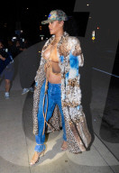 PEOPLE -  Rihanna hüllt ihren wachsenden Babybauch zum Abendessen in einen Pelzmantel