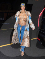 PEOPLE -  Rihanna hüllt ihren wachsenden Babybauch zum Abendessen in einen Pelzmantel