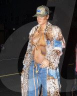 PEOPLE -  Rihanna hüllt ihren wachsenden Babybauch zum Abendessen in einen Pelzmantel