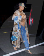 PEOPLE -  Rihanna hüllt ihren wachsenden Babybauch zum Abendessen in einen Pelzmantel