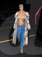 PEOPLE -  Rihanna hüllt ihren wachsenden Babybauch zum Abendessen in einen Pelzmantel