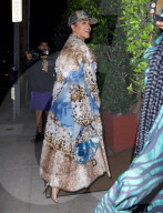 PEOPLE -  Rihanna hüllt ihren wachsenden Babybauch zum Abendessen in einen Pelzmantel