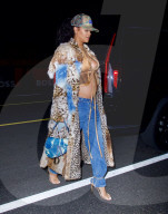 PEOPLE -  Rihanna hüllt ihren wachsenden Babybauch zum Abendessen in einen Pelzmantel