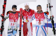 NEWS - Olympische Winterspiele 2022: Marco Odermatt zeigt seine Goldmedaille nach dem Sieg im Riesenslalom der Herren