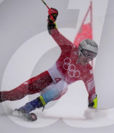 NEWS - Olympische Winterspiele 2022: Marco Odermatt zeigt seine Goldmedaille nach dem Sieg im Riesenslalom der Herren