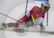 NEWS - Olympische Winterspiele 2022: Marco Odermatt zeigt seine Goldmedaille nach dem Sieg im Riesenslalom der Herren