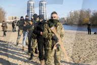 NEWS - Ukrainische Zivilisten trainieren für eine mögliche Invasion durch Russland