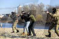 NEWS - Ukrainische Zivilisten trainieren für eine mögliche Invasion durch Russland