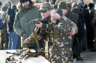 NEWS - Ukrainische Zivilisten trainieren für eine mögliche Invasion durch Russland