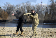 NEWS - Ukrainische Zivilisten trainieren für eine mögliche Invasion durch Russland