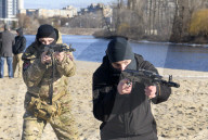 NEWS - Ukrainische Zivilisten trainieren für eine mögliche Invasion durch Russland