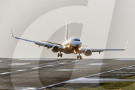 NEWS - Ein Ryanair-Flugzeug hat bei starkem Wind in Leeds Schwierigkeiten bei der Landung