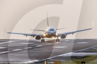 NEWS - Ein Ryanair-Flugzeug hat bei starkem Wind in Leeds Schwierigkeiten bei der Landung