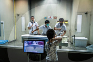 FEATURE - Extraktion von Schlangengift in Bangkok